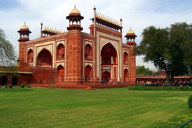 3-Day Golden Triangle Luxury Tour from Delhi to Agra and Jaipur - Day 1 in Delhi: Humayun’s Tomb, Qutub Minar, Lotus Temple, and Old Delhi