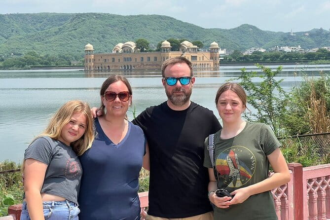 4 Days Luxury Golden Triangle Tour to Agra and Jaipur From Delhi - Day 1 in Delhi: From Qutub Minar to Jama Masjid, then on to Agra