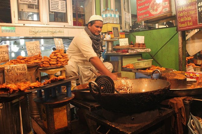 4-Hour Old Delhi Evening Walking Tour with Local Dinner & Guide - Getting to know Jama Masjid, Mughal scale under night skies