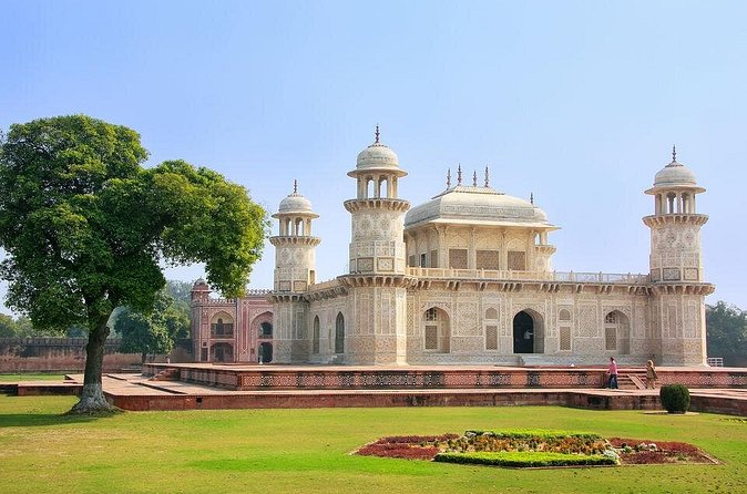 7 Day Golden Triangle Tour { Delhi Agra Jaipur Tour } - Day 4 Jaipur royal sights: Amber Fort, Hawa Mahal, Jal Mahal, City Palace, Jantar Mantar