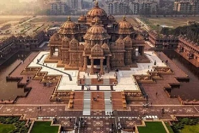 Akshardham Evening & Morning tour exhibition water fountain Show - India Gate Stop: A Familiar Landmark on the Way
