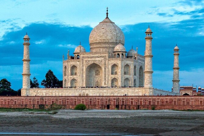 All Inclusive Taj Mahal & Agra Fort Tour from Delhi by Express Train - Meeting your guide in Agra: name placards and fast transfer