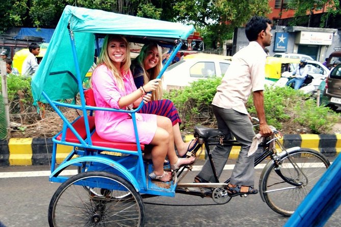 Best Of Old Delhi: 3 Hour Tuk Tuk/Rickshaw Tour - Gurudwara Sis Ganj Sahib: a calmer stop with strong meaning