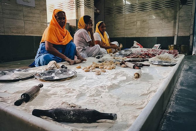 Chandni Chowk Delhi Food Tour with 15+ Tastings - Stop 2: Chandni Chowk market and the Sikh temple with a 24-hour kitchen
