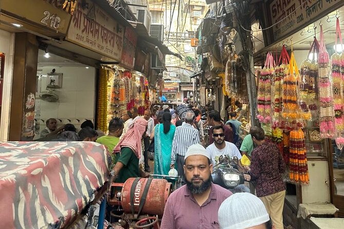 Customized Half Day and Full Day Delhi Shopping, Street Food Tour - INA Market in South Delhi: permanent craft and textile shopping
