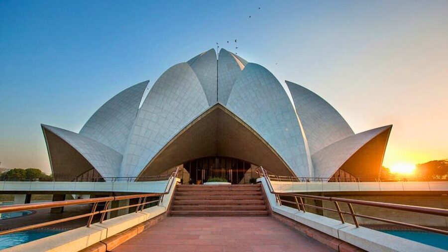 Delhi: 6-Hours Delhi Spiritual Sites With Famous Temples - Chandni Chowk on foot, then by rickshaw for the full street vibe