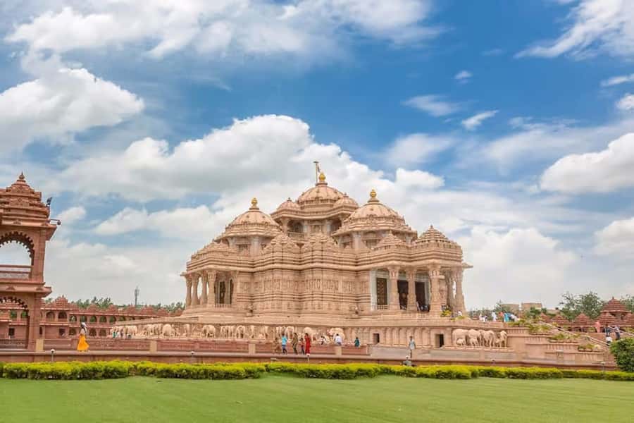 Delhi: Akshardham Temple Tour with Water & Light Show by Car - India Gate and Rajpath, seeing the big stuff without the entry lines