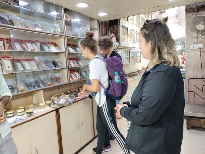 Delhi: Customized Shopping Tour with Female Consultant - Transport That Keeps the Day Moving, Tuk-Tuk and Rickshaw Included