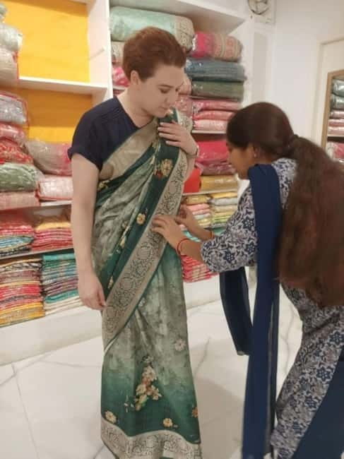 Delhi: Customized Shopping Tour with Female Consultant - Pickup in Gurugram, Delhi, or Noida, plus the comfort of a private AC car