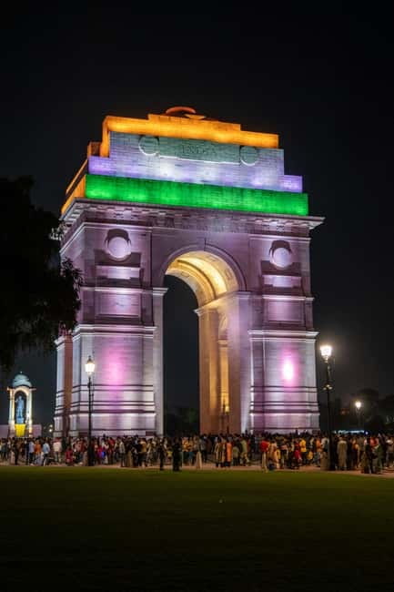 Delhi: Evening City Tour with Private Guide By Car - India Gate at night: war memorial views and crowd energy
