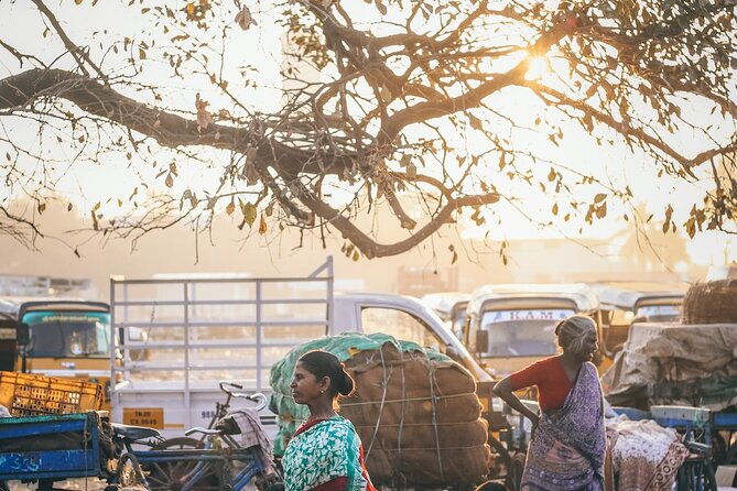 Delhi: Explore Old Delhi on Tuk Tuk with Shopping and Street Food - Red Fort: quick but meaningful, UNESCO-level icon