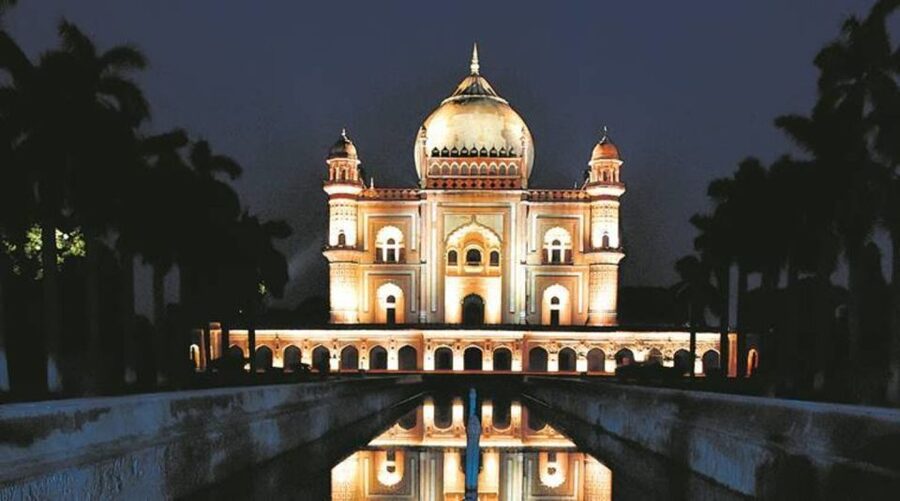 Delhi: Guided Evening Tour of Delhi City - Rashtrapati Bhavan at night, viewed from the right angle