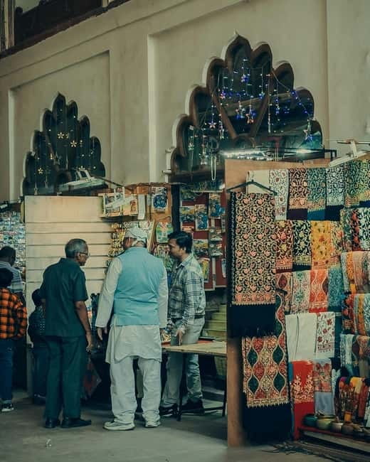 Delhi: Guided Shopping Tour Experience with Female Expert - Snacking and chai stops: a small break that keeps your shopping sharp