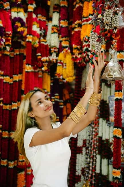 Delhi: Guided Shopping Tour Experience with Female Expert - How the tour runs in real life: pickup, preferences, then market hops
