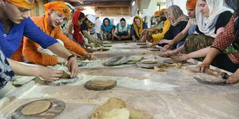 Delhi: Gurudwara Bangla Sahib Tour with Langar Meal - Key highlights you’ll actually care about
