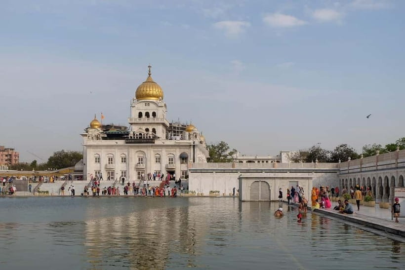Delhi: Gurudwara Bangla Sahib Tour with Langar Meal - Walking the white marble corridors and golden dome