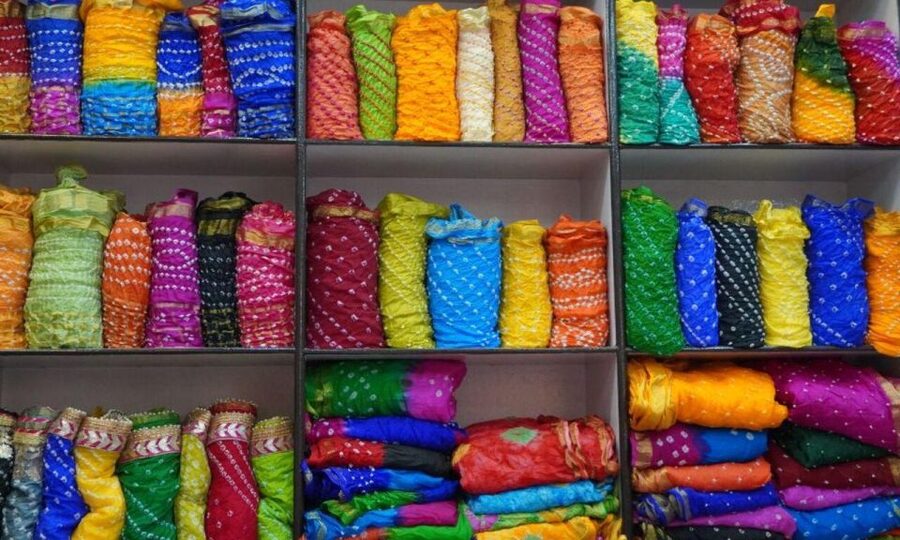 Delhi: Half day Shopping tour with guide by car. - Solo-friendly confidence, plus the guide makes the difference