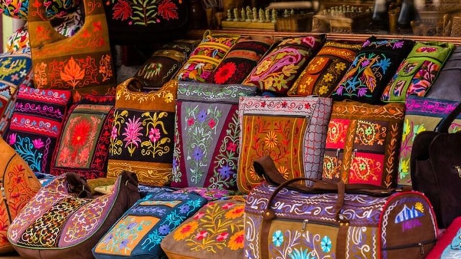 Delhi: Half day Shopping tour with guide by car. - Who this tour fits best (and who may want a different plan)