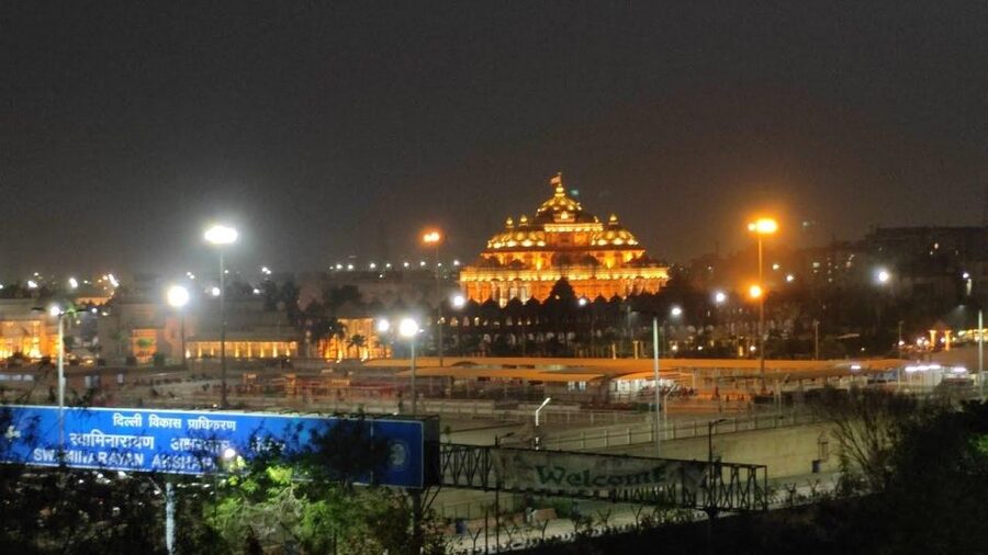 Delhi: Heritage Night Walking Tour with Food Tasting - Lodi Garden’s tombs: a 90-acre reset between big landmarks