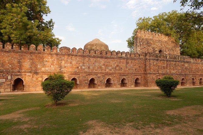 Delhi historical Gardens & Ruins - Mehrauli Archaeological Park: short stop, big sense of layers