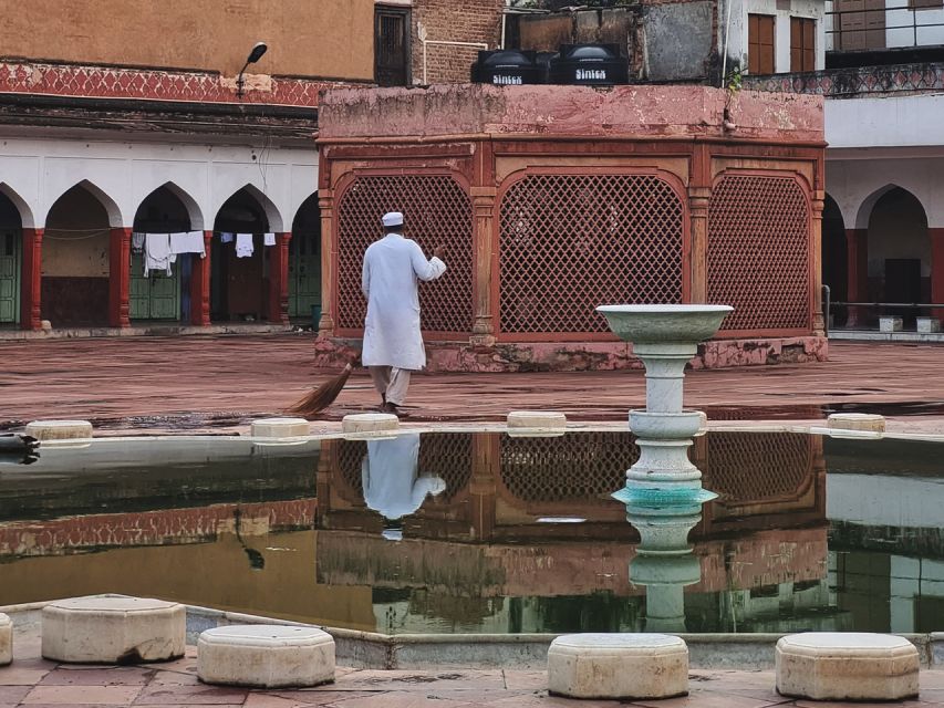 Delhi Like a Local: Food & Photography Full Day Tour - Temple sunrise and a rickshaw-style entrance into Old Delhi