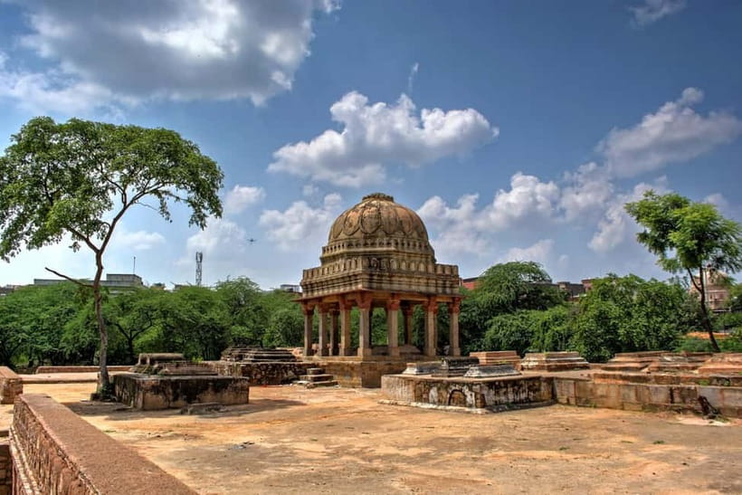Delhi: Mehrauli Archaeological Park Tour with Hotel Pickup - Jamali Kamali Mosque: Minarets, Tone, and Big Presence