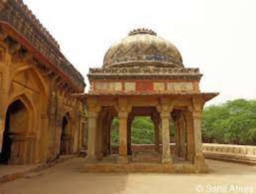 Delhi: Mehrauli Archaeological Park Tour with Qutub Minar - First Stop at Qutub Minar, Then Into the Real Delhi