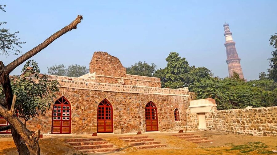 Delhi: Mehrauli Archaeological Park Tour with Qutub Minar - Metcalfe Canopy: The Hexagonal Folly That Looks Like a Mistake