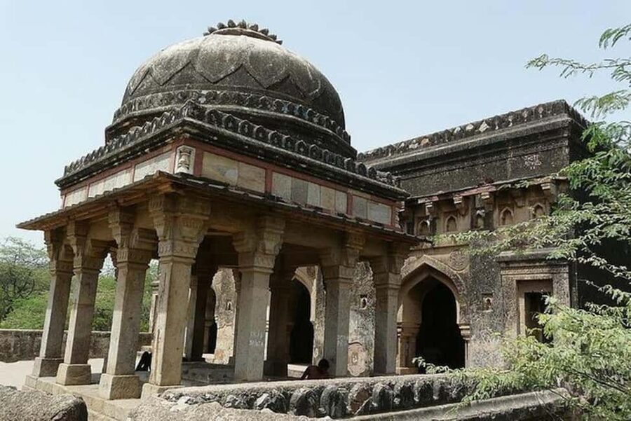 Delhi: Mehrauli Archaeological Park Tour with Qutub Minar - Rajon Ki Baoli: The Stepwell That Still Does Its Job