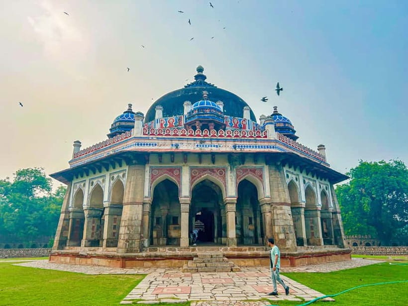 DELHI: NEW AND OLD SELF ITINERARY FULL DAY OR HALF DAY TOUR - Qutb Minar and Lotus Temple: two belief systems, two very different shapes