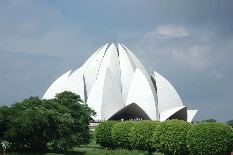 Delhi: Old and New Delhi Full or Half Day Guided Tour - Sikh and Hindu sites plus civic passing views: Bangla Sahib, Laxmi Narayan Temple, Rashtrapati Bhavan