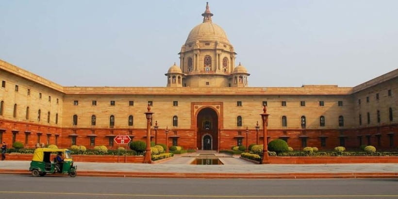 Delhi: Old and New Delhi Private City Tour by Car - India Gate, Parliament House, and Rashtrapati Bhavan From the Road