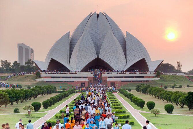 Delhi: Old and New Delhi Private One Day Tour - Lotus Temple: modern design that slows the pace