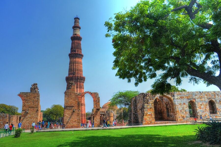Delhi: Old and New Delhi Sightseeing Private Day Tour - Lunch at an AC multi-cuisine restaurant, a smart midday reset