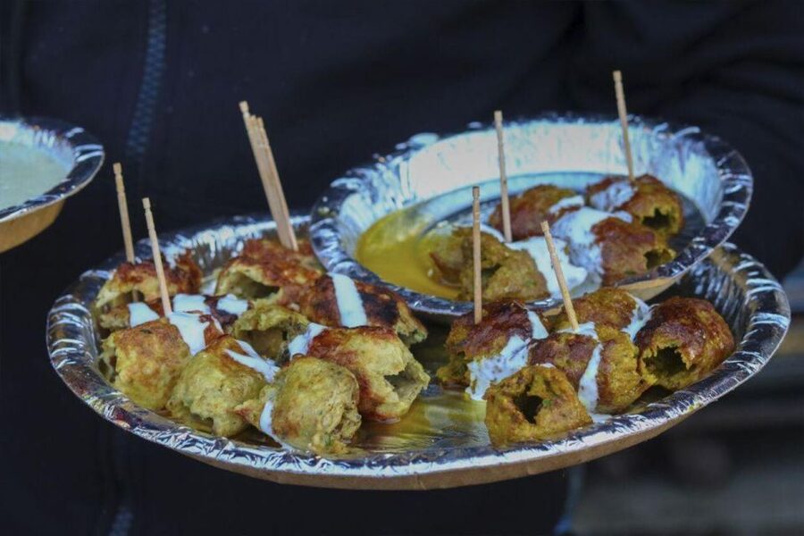 Delhi: Old Delhi City Street Food Tour - Jama Masjid Pause: Big Architecture, Respectful Timing