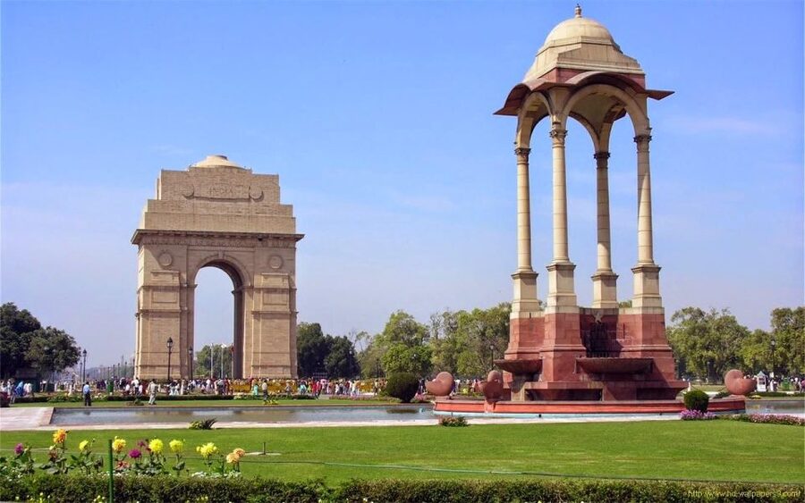 Delhi: Old Delhi City Tour with Tuk-Tuk Ride & Street Food - Gurudwara Sis Ganj Sahib and Langar: A Different Pace in Old Delhi
