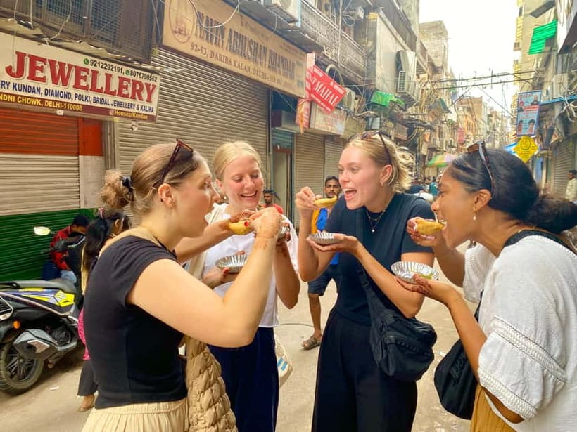 Delhi: Old Delhi's Street Food, Temples & Spice Market Tour - Chandni Chowk Lanes and the Art of Keeping Your Bearings