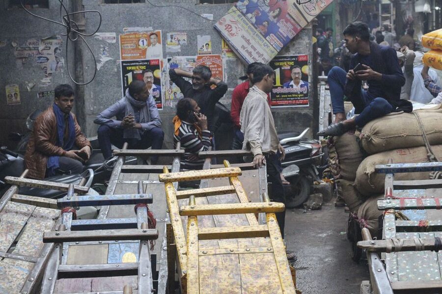 Delhi: Old Delhi & Spice Market Tour - From Rajiv Chowk to Chawri Bazar by Metro, Photo Stop Included