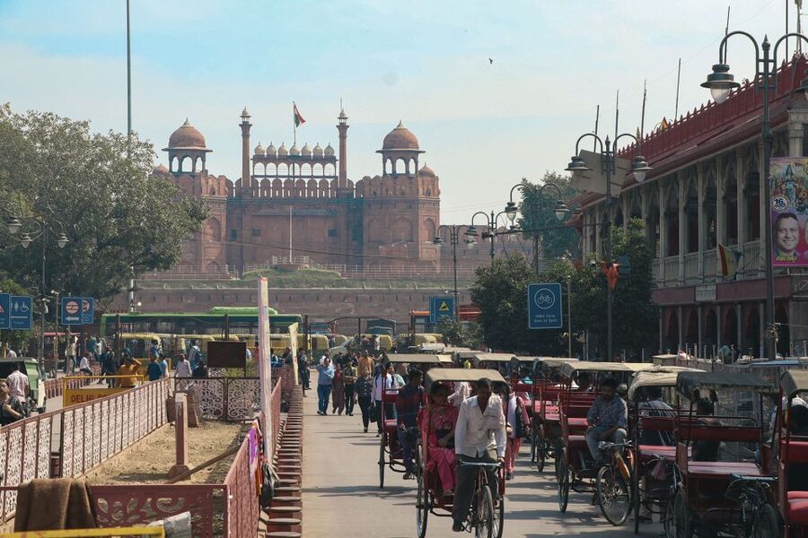 Delhi: Old Delhi Street Food Tour with Rickshaw Ride - Jama Masjid stop: snacks in the shadow of a major landmark