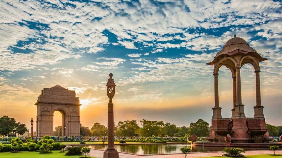 Delhi: Old & New Delhi Private Guided Full or Half-Day Tour - Stepwell and Sikh worship stops: Agrasen Ki Baoli and Gurdwara Bangla Sahib