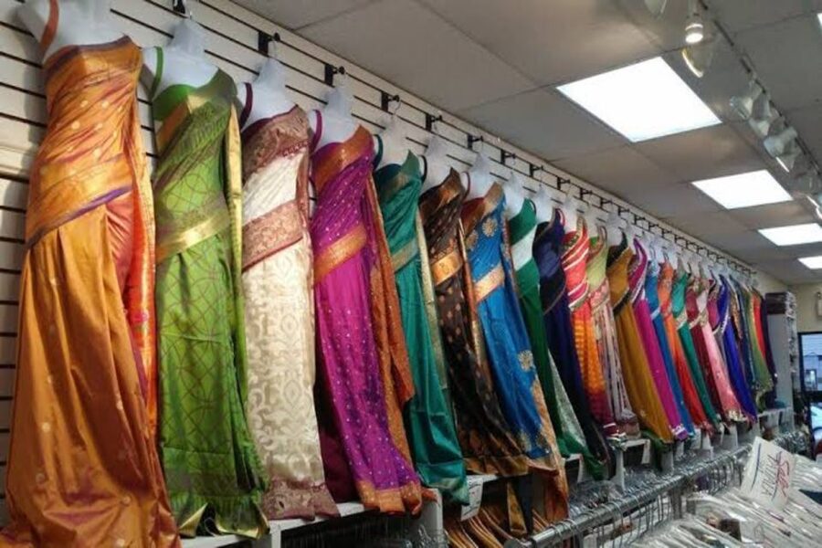 Delhi: Private Guided Shopping Tour in A/C car with transfer - Sarojini Nagar Market: fashion browsing with a safety net