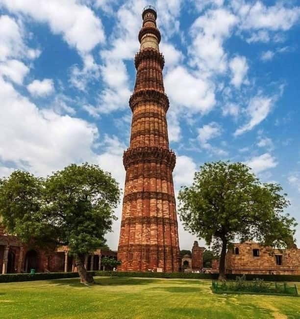 Delhi: Private Half-Day City Tour with Pickup & Highlights - India Gate and the Drive Past Parliament and Rashtrapati Bhavan