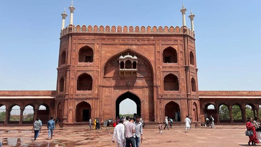 Delhi: Private Old and New Delhi Day Trip with Local Guide - Gurudwara Bangla Sahib and the role of spiritual sites