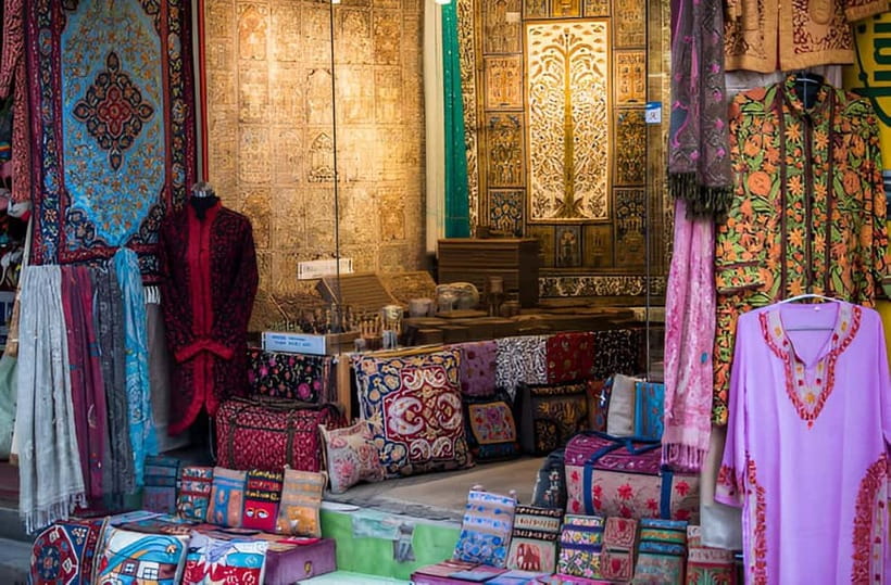 Delhi: Private Shopping Tour with a Local Guide and Transfer - Key things to know before you go