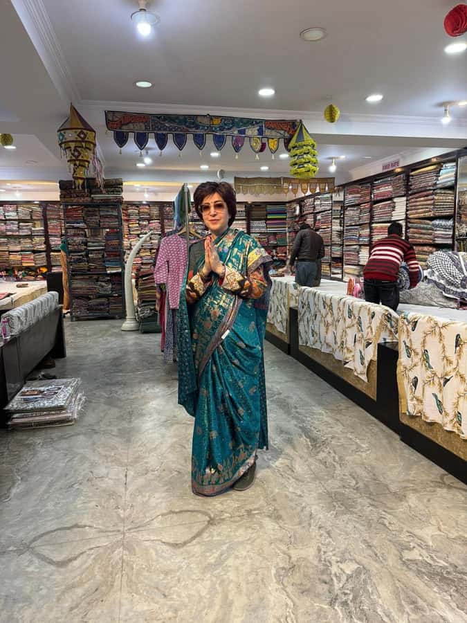 Delhi: Private Shopping Tour with Guide and Transfer - Chandni Chowk: Textiles, Electronics, and Watch-Watching Energy