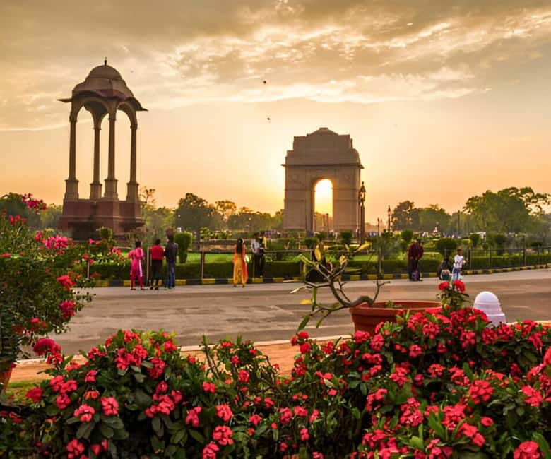 Delhi: Private Spiritual Sites Car Tour with Lunch and Entry - Chandni Chowk and the rickshaw ride that makes the market real