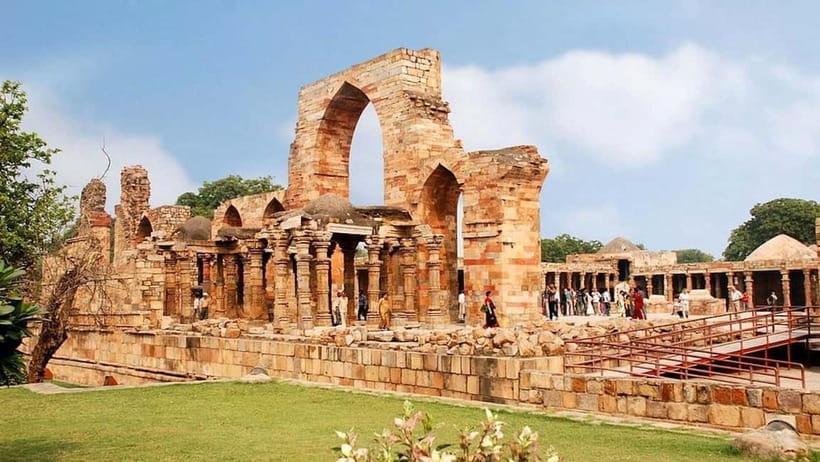 Delhi: Qutub Minar UNESCO World Heritage Site Walking Tour - Starting at the base of Qutub Minar, where details begin