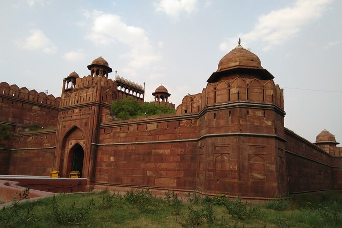 Delhi's historical 7 hours experience tour - Agrasen Ki Baoli and India Gate: free New Delhi anchors