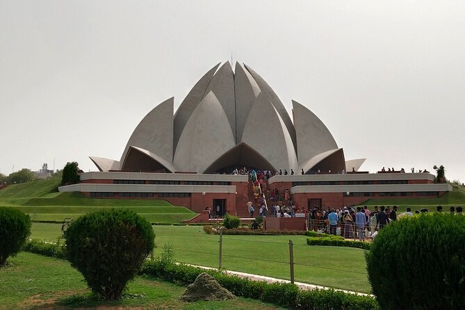 Delhi's historical 7 hours experience tour - Lotus Temple and Gurudwara Bangla Sahib optional stops, and the Monday issue