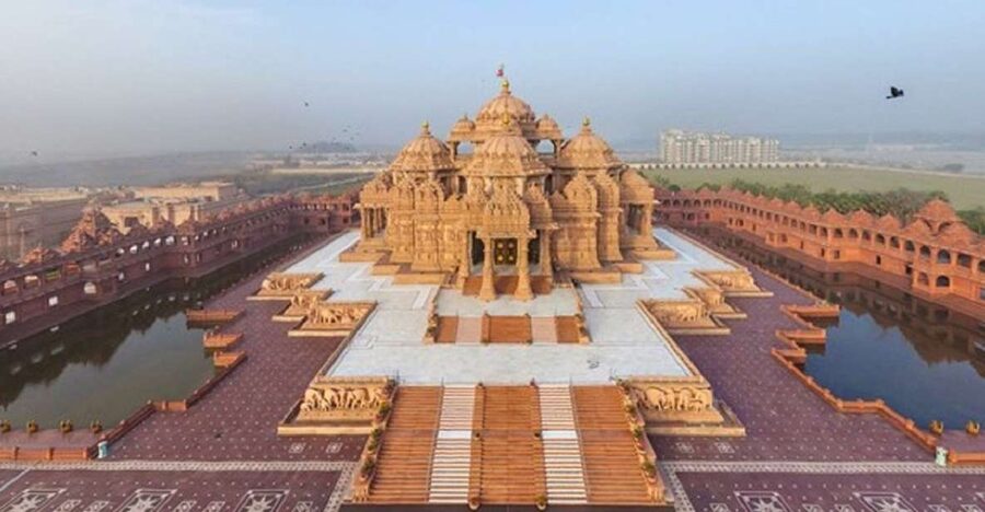 Delhi's Temples and Spiritual Sites Day Tour - Morning start at Akshardham: carvings, Yagnapurush Kund, and the water show